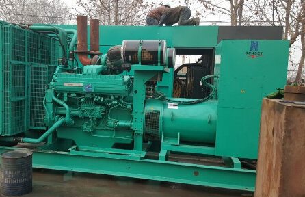 徽州发电机组如何判断水冷式机油散热器内部是否需要清洗？